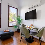 Modern & Cozy By Hostwise